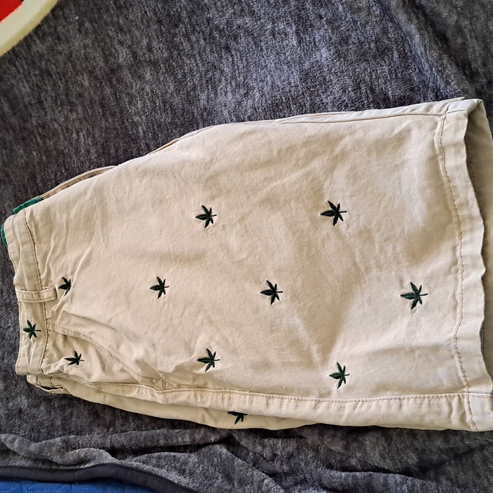 Mens No Country embroidery pot leaf preppy slim straight waist 32 shorts khaki